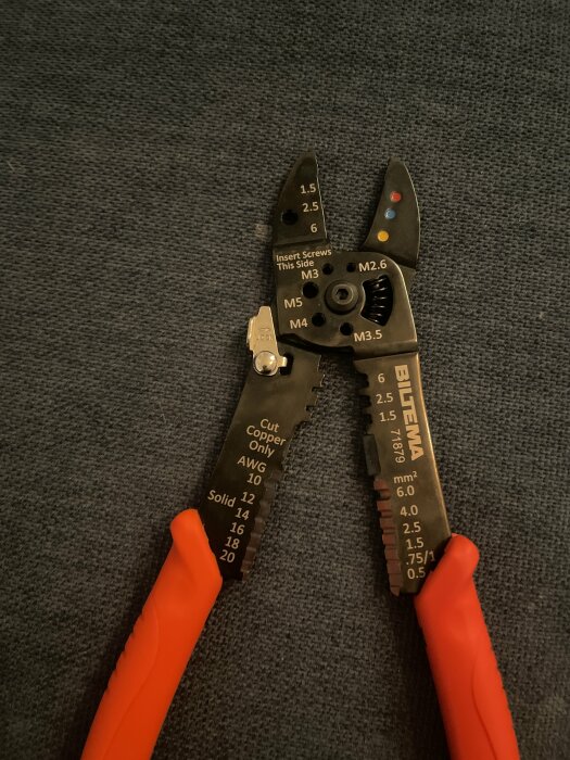 Avbitartång för tråd, svart och orange, med skala för AWG och mm², märkt "LILEMA".