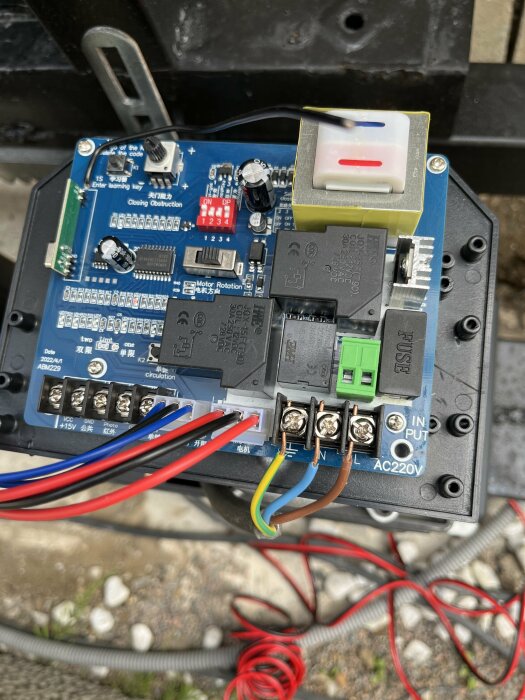 Elektronikkort med relän, terminalanslutningar och kokt ledningsnät: möjlig styrmodul för automatiseringssystem.