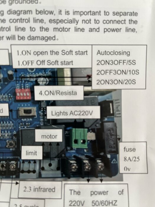 Elektrisk styrschema för motorstyrning med instruktioner, säkring och anslutningsdetaljer.