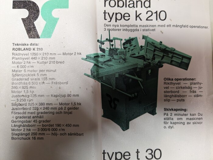 Bild på broschyr för Robland K 210 träbearbetningsmaskin med tekniska specifikationer och funktioner.