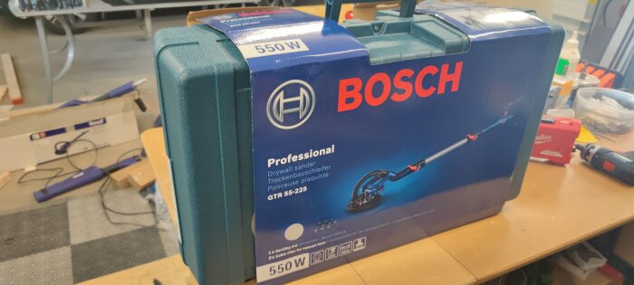 Bosch Professional verktygsväska för väggslip på ett arbetsbord i en verkstad.