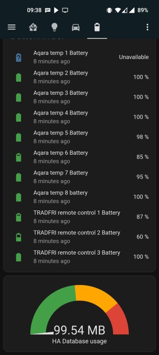 Skärmavbild av smart hem-system som visar batteristatus för sensorer och fjärrkontroller samt databasutnyttjande.