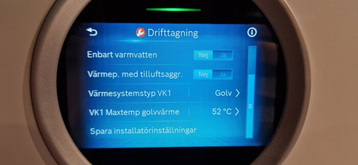 Digital termostat visar inställningar för uppvärmning: varmvatten, golvvärme, och temperaturinställningar.