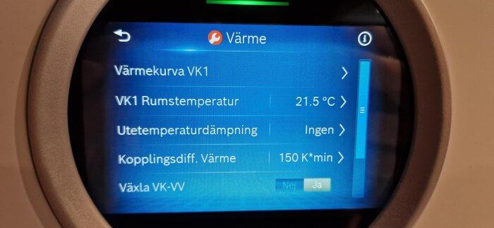 Digital termostat visar värmeinställningar: rumstemperatur 21.5°C, inget för utetemperaturdämpning, växling och kopplingsdiff.