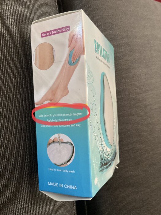 Förpackning för epilator med dålig översättning, cirkelmarkerad text, händer som demonstrerar produkt, "Made in China".