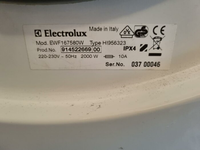 Etikett på en Electrolux-produkt som anger modell, typ, serienummer och elektriska specifikationer, tillverkad i Italien.