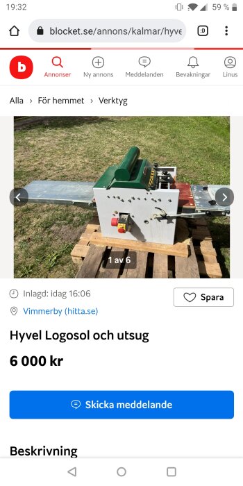 Elektrisk hyvelmaskin Logosol placerad på pall, utomhus, till salu på annonsplattform, med pris 6 000 kronor.