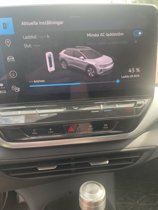 Bildskärm i bil visar laddningsstatus 45%, elbil, inställningar för AC-laddström och laddningsmål på 80%.