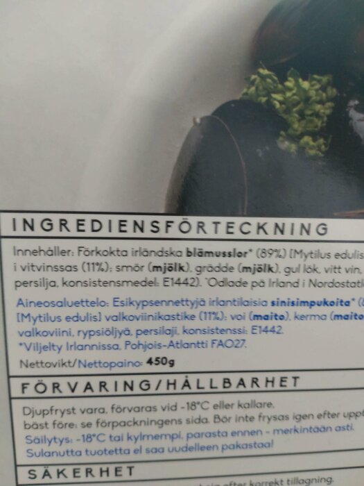Produktförpackning, innehållsförteckning, förvaringsinstruktioner, musslor, ingredienser, svensk text.