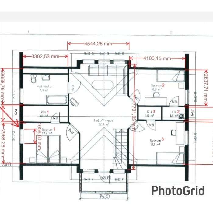 Arkitektonisk ritning av en våningsplan med mått, rumsetiketter och möbleringsskiss.