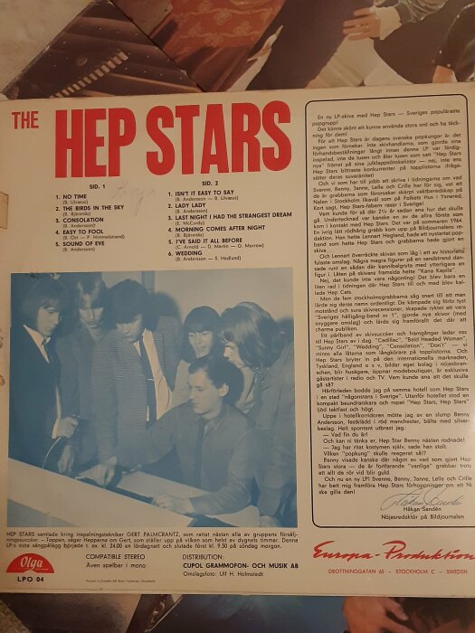 Grupp kring piano, skivomslag, "The Hep Stars", låtlista, svartvit bild, 1960-tal, retro, vintage vinylskiva.