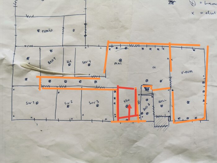 Handritad skiss av rum layout, möblering, möjlig renoveringsplan, med markeringar och symboler på papper.