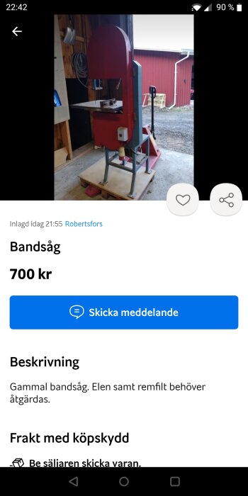 En begagnad röd bandsåg till salu, behöver elektricitet och remreparation, annonserad i Robertsfors för 700 kronor.