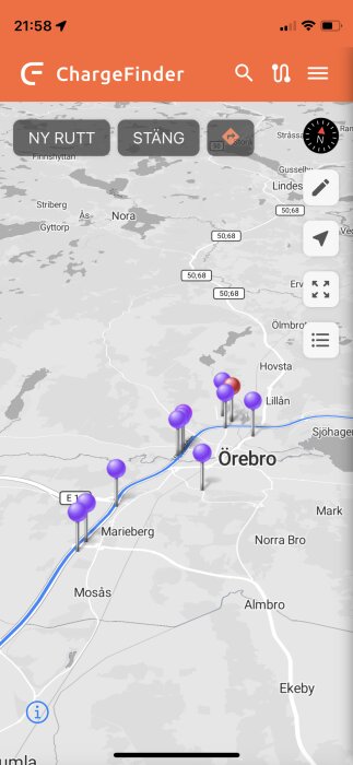 Appskärm för ChargeFinder med karta, laddstationer nära Örebro, vägnät, funktioner för sök och rutt.