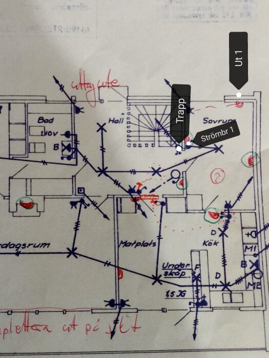 Ritning av en byggnad med anteckningar och markeringar i olika färger, möjlig renoveringsplan.