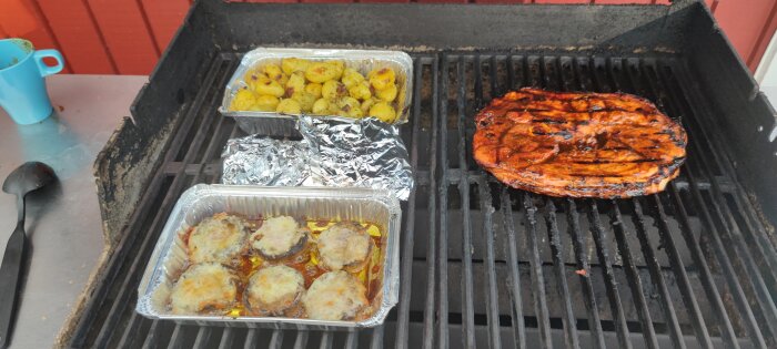 Grillning utomhus; potatis, aluminiumfoliepaket, gratinerade musslor, stor grillad köttbit. Svart grill, röd bakgrund.