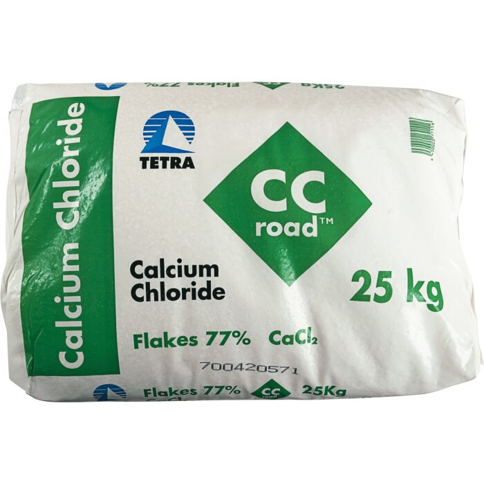 En säck med 25 kg kalciumkloridflingor för vägbruk, 77% CaCl2, märkt med "CC road".