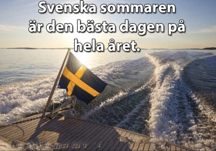 Svensk flagga på båt, kölvatten, sommar, hav, solsken, "Svenska sommaren är den bästa dagen på hela året."