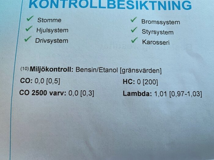 Fordonskontrollrapport med godkända resultat inklusive miljökontroll för bensin/etanol, CO, HC och lambda-värden.