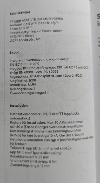 Svensk text om tekniska specifikationer: konnektivitet, skydd och installation för en elektronisk apparat eller system.