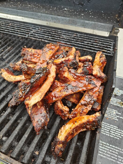 Grillade revbensspjäll med glaze på en grill.