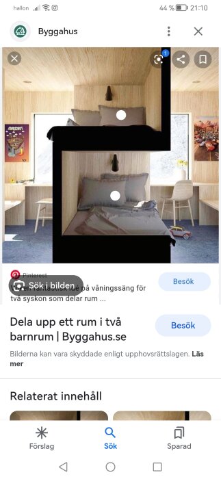 Överlagrad våningssäng med arbetsutrymme under, modernt minimalistiskt barnrum, träinredning och leksaker.