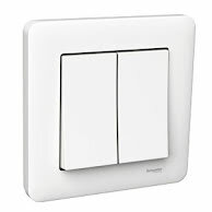 Vit dubbel väggströmbrytare, modern design, kvadratisk ram, två separata knappar för att slå på eller stänga av ljus.