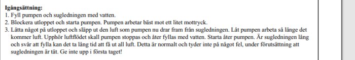 Text med instruktioner för igångsättning, inklusive fyllning och pumpstart, med vatten involverat.