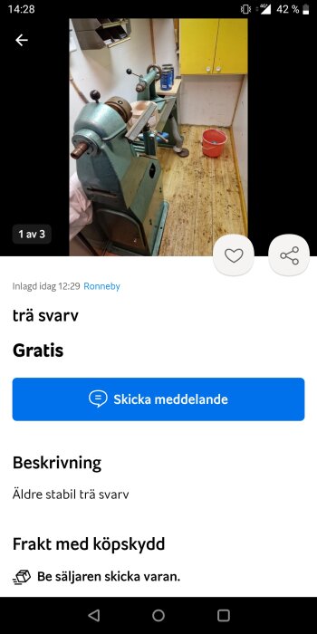 Äldre trä svarv i verkstad, erbjuds gratis, gul skåp, blå burkar, röd hink, trägolv.