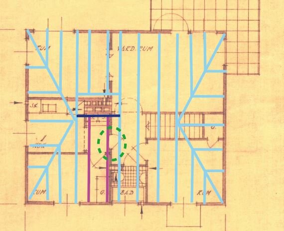 Arkitektonisk ritning, grundplan med mått, väggar och möjlig trappkonstruktion markerad i grönt.