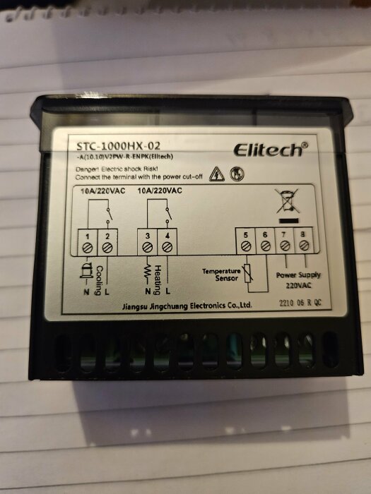 Elitech temperaturkontroller, elektrisk anslutningsschema, varningsikoner, svart plasthölje, modell STC-1000HX-02.