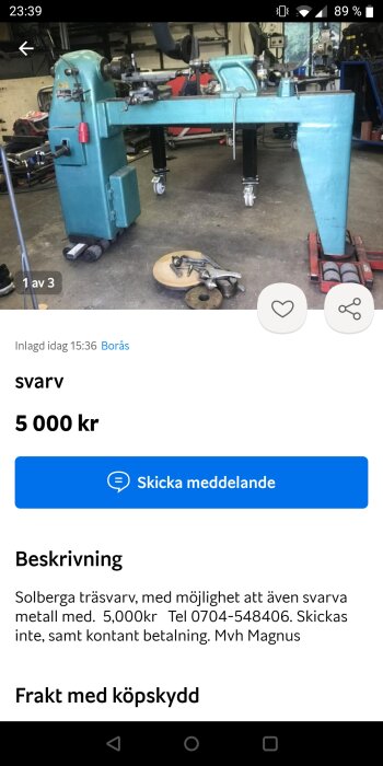 Blå trävarv till försäljning i verkstad, pris 5000 kronor, mobilnummer och namn visas.