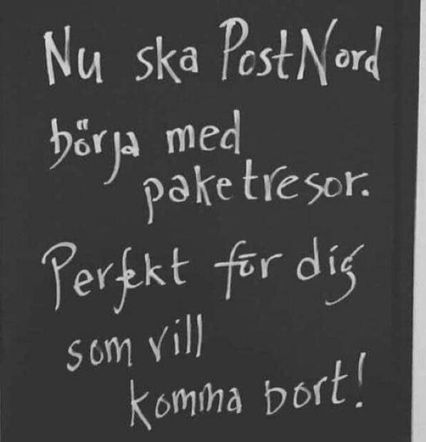 Svart griffeltavla med vit text, ironiskt skämt om PostNord och paketreseförslag.