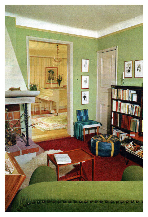 Retro vardagsrum, öppen spis, gröna väggar, karmstolar, bokhylla, utsikt till angränsande rum, färgglad inredning.