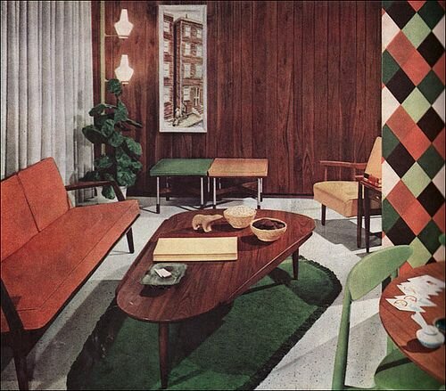 Retro vardagsrum, träpanel, geometrisk tapet, midcentury-modern möbler, gröna accenter, vintage dekor, planterad växt.