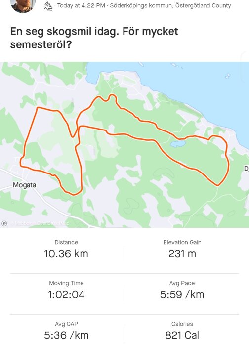 Kartskärm med löprunda, skogsmark, 10,36 km, tid och kaloriförbränning synlig.