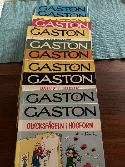 Stapel med serietidningar, "Gaston", olika nummer, färgglada omslag, karaktärer, seriefigurer, humor, underhållning.