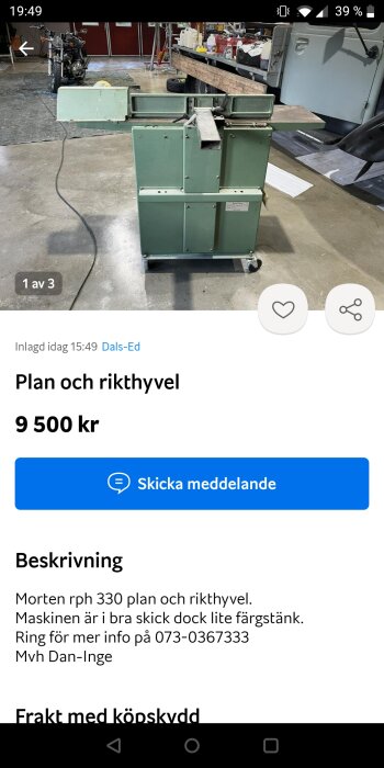 En grön kombinerad plan- och rikthyvel till salu i ett verkstadsliknande utrymme, med bakgrund av motorcykel och verktyg.