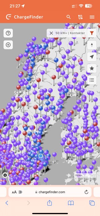 Karta över elbilsladdstationer, färgkodade markörer, webbplats ChargeFinder, Europa-översikt, geografisk fördelning.