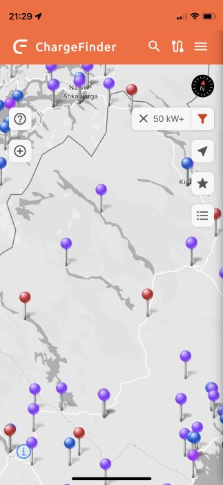 Karta från ChargeFinder appen som visar laddstationer för elfordon.