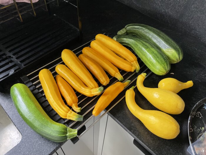 Gula och gröna zucchini på köksbänk, färgkontrast, färska grönsaker, matförberedelser.