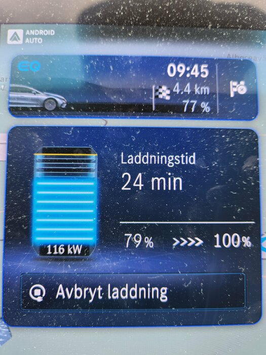 Elbilsladdningsskärm visar tid, batteriprocent, resterande laddningstid och strömstyrka. Knapp för att avbryta laddningen.