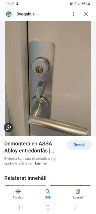 Vit dörr med modern ASSA Abloy låscylinder och handtag, mobilskärmdump med information och sökfält.
