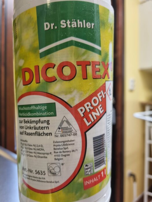 Etikett på en behållare, "Dr. Stähler DICOTEX", ogräsmedel för gräsytor, fara-symboler, information på tyska, 1 liter.