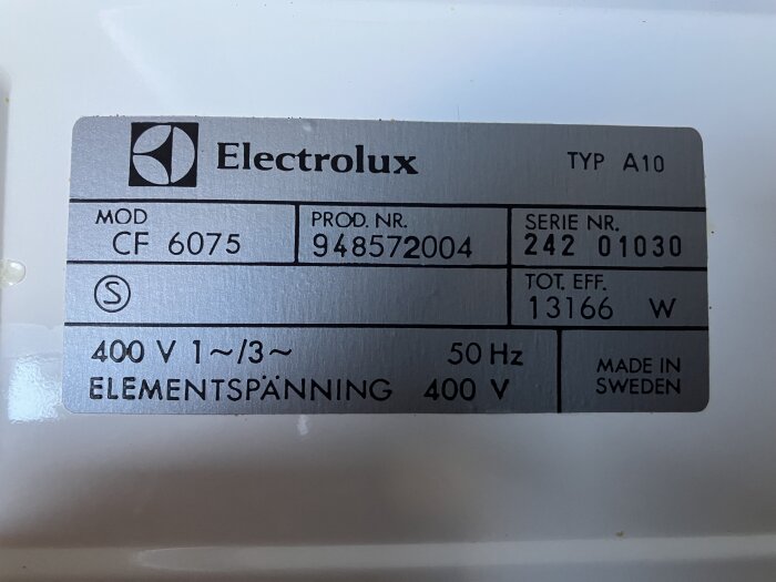 Typskylt för Electrolux-apparat, modell- och serienummer, spänningsspecifikationer, tillverkad i Sverige.