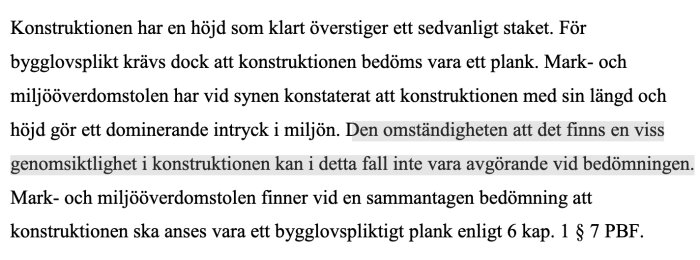 Svensk text om bygglov och plankers höjd och genomskinlighet enligt juridisk bedömning.
