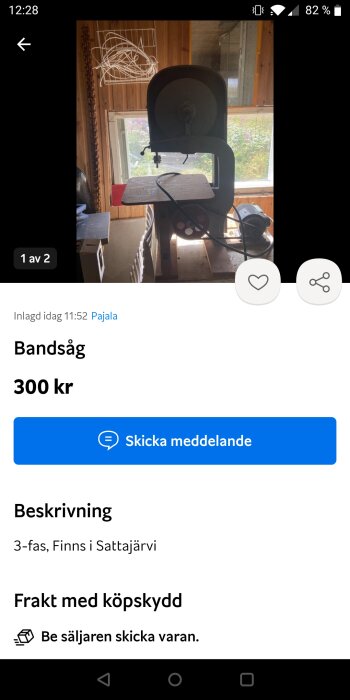 Bandsåg till salu för 300 kronor, 3-fas, inne i ett rum med träväggar och fönster.