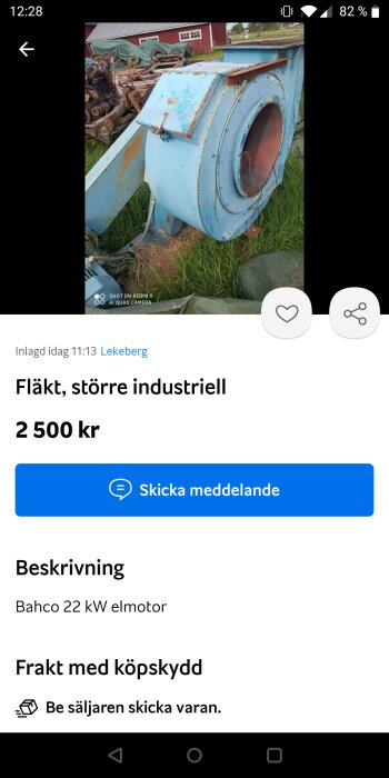 Stor blå industriell fläkt utomhus till salu, rostig, 22 kW elmotor.