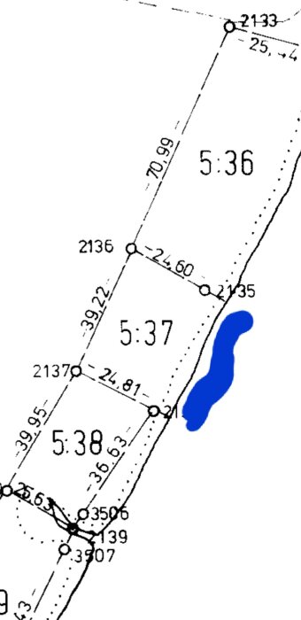 Teknisk ritning eller schema med mätningar; otydlig blå markering till höger.