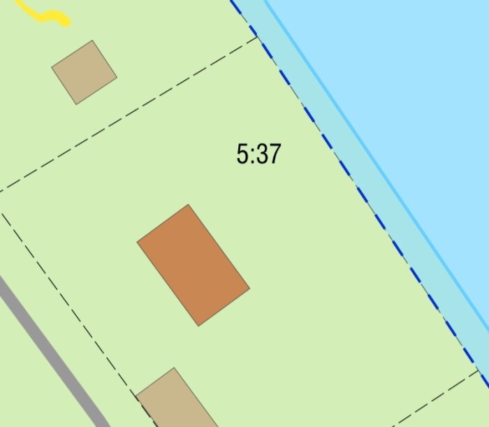 Schematisk karta med grön yta, byggnader, en flod och tidsmarkering 5:37.